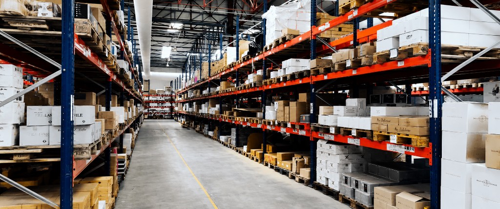 Entrepôt logistique vin avec rayonnages de palettes et cartons